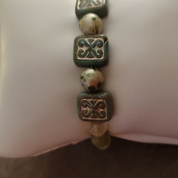 HANDMADE Citrine Jade Floral Czech Glass Beaded Toggle Bracelet - Picture 4 of 5